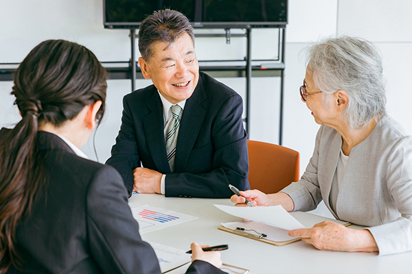 相談する中年夫婦