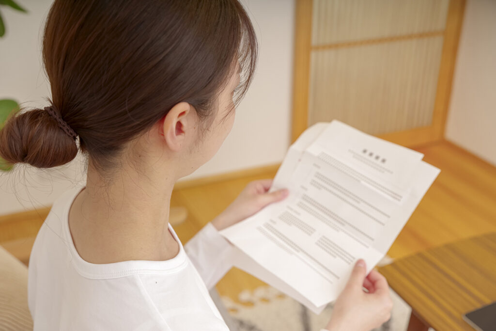 手紙を持つ女性